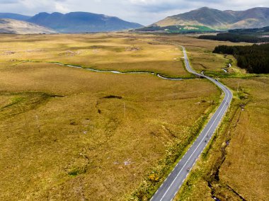İrlanda Connemara bölgenin güzel günbatımı görünümü. Ufukta muhteşem dağlar ile Manzara İrlanda kırsal manzara, County Galway, İrlanda.