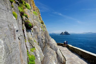 Skellig Michael veya Great Skellig, bir Hıristiyan manastırının yıkık kalıntılarına ev sahipliği yapıyor. Çeşitli deniz kuşlarının yaşadığı bir yer. Unesco Dünya Mirası Alanı, İrlanda.