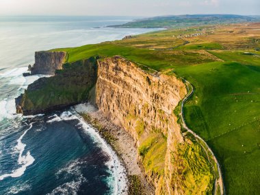 Dünyaca ünlü Moher Kayalıkları, İrlanda'nın en popüler turistik yerlerinden biri. County Clare Wild Atlantic Way bilinen turistik havadan görünümü.