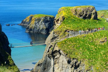 Carrick-a-Rede Rope Bridge, County Antrim Ballintoy yakınlarındaki ünlü halat köprü, Carrickarede küçük adaya anakara bağlayan.