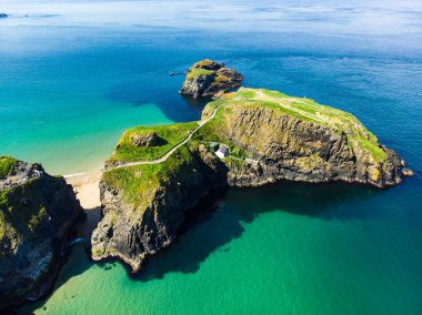 Carrick-a-Rede Rope Bridge, County Antrim Ballintoy yakınlarındaki ünlü halat köprü, Carrickarede küçük adaya anakara bağlayan.