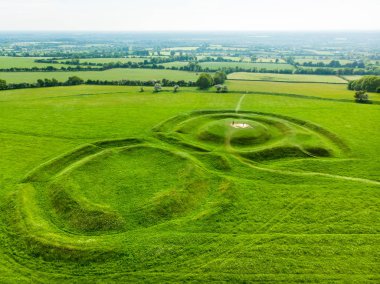 İrlanda Yüksek Kralı, County Meath, İrlanda'nın merkezi olarak kullanılan bir dizi antik anıtiçeren bir arkeolojik kompleks olan Tara Tepesi'nin havadan görünümü