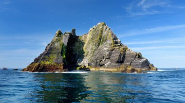 Küçük Skellig Adası, birçok çeşitli deniz kuşları ve dünyanın ikinci büyük gannets kolonisi ev, County Kerry, İrlanda. Kerry rota İrlandalı Ring üzerinde turistik.