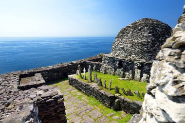 Skellig Michael veya Great Skellig, bir Hıristiyan manastırının yıkık kalıntılarına ev sahipliği yapıyor. Çeşitli deniz kuşlarının yaşadığı bir yer. Unesco Dünya Mirası Alanı, İrlanda.