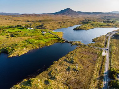 İrlanda Connemara bölgenin güzel günbatımı görünümü. Ufukta muhteşem dağlar ile Manzara İrlanda kırsal manzara, County Galway, İrlanda.