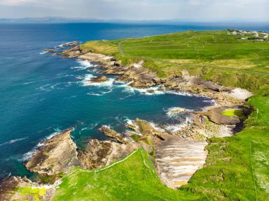 Mullaghmore Head'in muhteşem havadan görünümü ve kıyıya vuran dev dalgalar. Wild Atlantic Way imza noktası, County Sligo, İrlanda