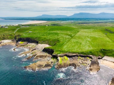 Mullaghmore Head'in muhteşem havadan görünümü ve kıyıya vuran dev dalgalar. Wild Atlantic Way imza noktası, County Sligo, İrlanda