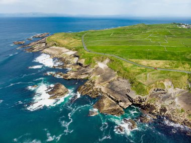 Mullaghmore Head'in muhteşem havadan görünümü ve kıyıya vuran dev dalgalar. Wild Atlantic Way imza noktası, County Sligo, İrlanda