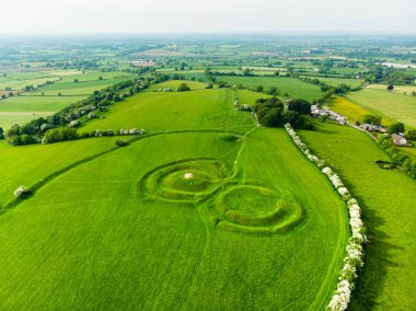 İrlanda Yüksek Kralı, County Meath, İrlanda'nın merkezi olarak kullanılan bir dizi antik anıtiçeren bir arkeolojik kompleks olan Tara Tepesi'nin havadan görünümü