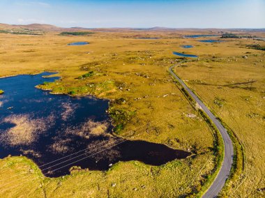 İrlanda Connemara bölgenin güzel günbatımı görünümü. Ufukta muhteşem dağlar ile Manzara İrlanda kırsal manzara, County Galway, İrlanda.