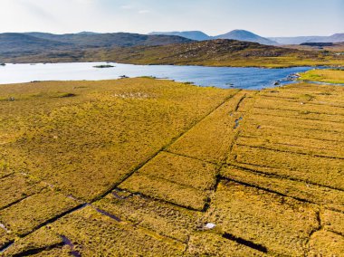 İrlanda Connemara bölgenin güzel günbatımı görünümü. Ufukta muhteşem dağlar ile Manzara İrlanda kırsal manzara, County Galway, İrlanda.
