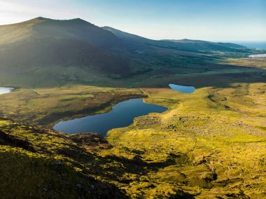 Conor Pass havadan görünümü, en yüksek İrlanda dağ geçitlerinden biri asfalt bir yol tarafından hizmet, Dingle Yarımadası, County Kerry, İrlanda üzerinde bulunan