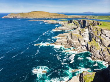 İnanılmaz dalga Kerry Cliffs, County Kerry, İrlanda en muhteşem uçurumlar kırbaçladı. Ünlü Ring of Kerry güzergahı üzerinde turistik.