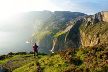 Slieve Ligi, İrlanda'nın en yüksek deniz kayalıkları, bu muhteşem costal sürüş güzergahı boyunca güney batı Donegal bulunan. Wild Atlantic Way rotası, Co Donegal, İrlanda.