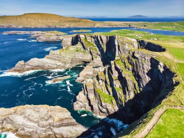 İnanılmaz dalga Kerry Cliffs, County Kerry, İrlanda en muhteşem uçurumlar kırbaçladı. Ünlü Ring of Kerry güzergahı üzerinde turistik.