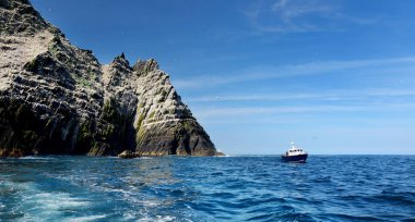 Küçük Skellig Adası, birçok çeşitli deniz kuşları ve dünyanın ikinci büyük gannets kolonisi ev, County Kerry, İrlanda. Kerry rota İrlandalı Ring üzerinde turistik.