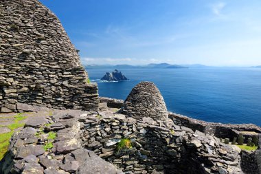 Skellig Michael veya Great Skellig, bir Hıristiyan manastırının yıkık kalıntılarına ev sahipliği yapıyor. Çeşitli deniz kuşlarının yaşadığı bir yer. Unesco Dünya Mirası Alanı, İrlanda.