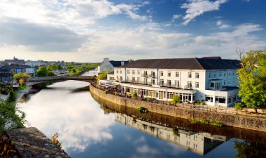 Kilkenny Nehri Nore Bankası, İrlanda'nın en güzel şehirlerinden biri. Sıcak yaz akşamı.