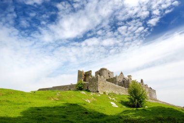 Cashel Kayası, Ayrıca Kings Cashel ve St Patrick's Rock, Cashel, County Tipperary bulunan tarihi bir site olarak da bilinir.