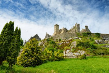 Cashel Kayası, Ayrıca Kings Cashel ve St Patrick's Rock, Cashel, County Tipperary bulunan tarihi bir site olarak da bilinir.