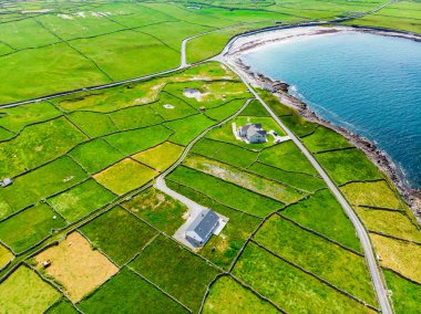 Inishmore veya Inis Mor, Galway Bay, İrlanda Aran Adaları en büyük havadan görünümü. İrlanda kültürü, İrlanda diline sadakati ve antik kentlerin zenginliği ile ünlüdür..
