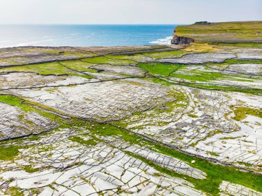 Inishmore veya Inis Mor, Galway Bay, İrlanda Aran Adaları en büyük havadan görünümü. İrlanda kültürü, İrlanda diline sadakati ve antik kentlerin zenginliği ile ünlüdür..