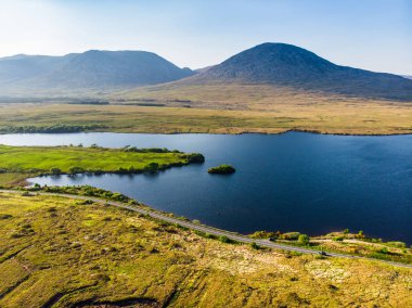 İrlanda Connemara bölgenin güzel günbatımı görünümü. Ufukta muhteşem dağlar ile Manzara İrlanda kırsal manzara, County Galway, İrlanda.