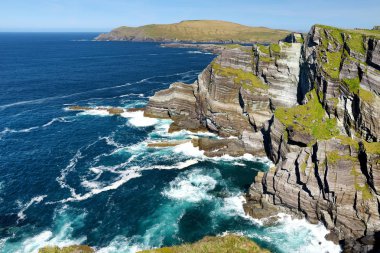 İnanılmaz dalga Kerry Cliffs, County Kerry, İrlanda en muhteşem uçurumlar kırbaçladı. Ünlü Ring of Kerry güzergahı üzerinde turistik.