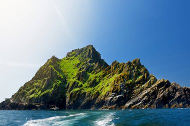 Skellig Michael veya Great Skellig, bir Hıristiyan manastırının yıkık kalıntılarına ev sahipliği yapıyor. Çeşitli deniz kuşlarının yaşadığı bir yer. Unesco Dünya Mirası Alanı, İrlanda.