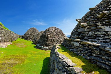 Skellig Michael veya Great Skellig, bir Hıristiyan manastırının yıkık kalıntılarına ev sahipliği yapıyor. Çeşitli deniz kuşlarının yaşadığı bir yer. Unesco Dünya Mirası Alanı, İrlanda.