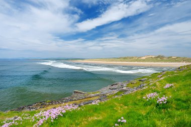Muhteşem Tullan Strand, Donegal'ın ünlü sörf plajlarından biri, Sligo-Leitrim Dağları tarafından sağlanan doğal bir arka damla ile çerçeveli.