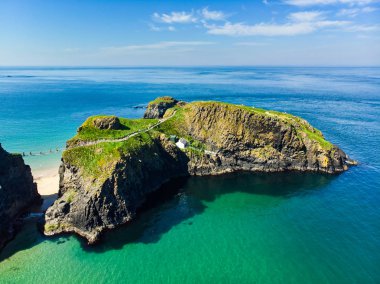 Carrick-a-Rede Rope Bridge, County Antrim Ballintoy yakınlarındaki ünlü halat köprü, Carrickarede küçük adaya anakara bağlayan.