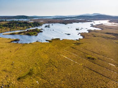 İrlanda Connemara bölgenin güzel günbatımı görünümü. Ufukta muhteşem dağlar ile Manzara İrlanda kırsal manzara, County Galway, İrlanda.