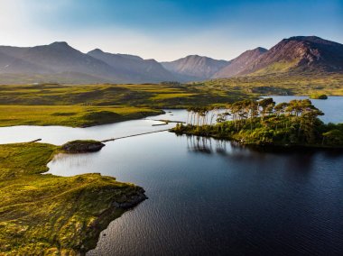 Oniki Pines Adası, oniki Pins veya Twelve Bens, Connemara, County Galway, İrlanda denilen bir dağ sırasının keskin zirveleri tarafından oluşturulan muhteşem bir arka plan üzerinde duran