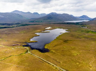 Connemara Milli Parkı güzel görünümü, onun bataklıklar, fundalıklar ve göller, County Galway, İrlanda ünlü