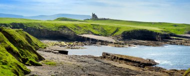 Mullaghmore Head'in muhteşem manzarası, kıyıya vuran dev dalgalar. Muhteşem Classiebawn Kalesi ile pitoresk sahne. Wild Atlantic Way, County Sligo, İrlanda