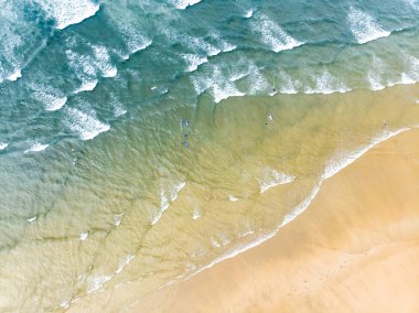 Muhteşem Tullan Strand, Donegal'ın ünlü sörf plajlarından biri, Sligo-Leitrim Dağları tarafından sağlanan doğal bir arka damla ile çerçeveli.