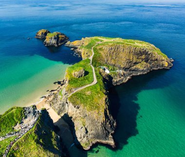 Carrick-a-Rede Rope Bridge, County Antrim Ballintoy yakınlarındaki ünlü halat köprü, Carrickarede küçük adaya anakara bağlayan.