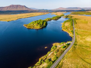 İrlanda Connemara bölgenin güzel günbatımı görünümü. Ufukta muhteşem dağlar ile Manzara İrlanda kırsal manzara, County Galway, İrlanda.