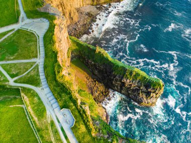 Dünyaca ünlü Moher Kayalıkları, İrlanda'nın en popüler turistik yerlerinden biri. County Clare Wild Atlantic Way bilinen turistik havadan görünümü.