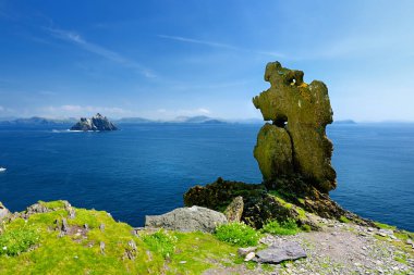 Skellig Michael veya Great Skellig, bir Hıristiyan manastırının yıkık kalıntılarına ev sahipliği yapıyor. Çeşitli deniz kuşlarının yaşadığı bir yer. Unesco Dünya Mirası Alanı, İrlanda.