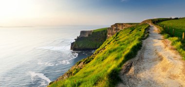 Dünyaca ünlü Moher Kayalıkları, İrlanda'nın en popüler turistik yerlerinden biri. County Clare Wild Atlantic Way üzerinde yaygın olarak bilinen turistik.