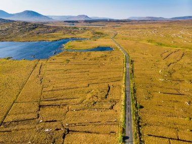 İrlanda Connemara bölgenin güzel günbatımı görünümü. Ufukta muhteşem dağlar ile Manzara İrlanda kırsal manzara, County Galway, İrlanda.