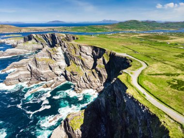 İnanılmaz dalga Kerry Cliffs, County Kerry, İrlanda en muhteşem uçurumlar kırbaçladı. Ünlü Ring of Kerry güzergahı üzerinde turistik.