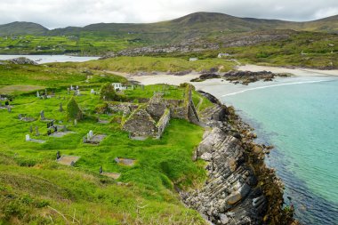 Abbey Adası, Derrynane Tarihi Parkı arazi yama, Derrynane Abbey ve çimento kalıntıları ile ünlü, County Kerry bulunan, İrlanda