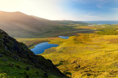 Conor Pass, en yüksek İrlanda dağ geçer bir asfalt yol tarafından hizmet, Dingle Yarımadası, County Kerry, İrlanda üzerinde bulunan