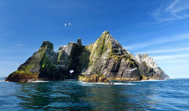Küçük Skellig Adası, birçok çeşitli deniz kuşları ve dünyanın ikinci büyük gannets kolonisi ev, County Kerry, İrlanda. Kerry rota İrlandalı Ring üzerinde turistik.