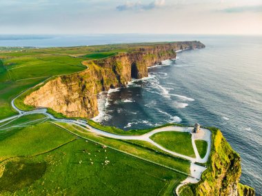 Dünyaca ünlü Moher Kayalıkları, İrlanda'nın en popüler turistik yerlerinden biri. County Clare Wild Atlantic Way bilinen turistik havadan görünümü.