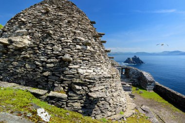 Skellig Michael veya Great Skellig, bir Hıristiyan manastırının yıkık kalıntılarına ev sahipliği yapıyor. Çeşitli deniz kuşlarının yaşadığı bir yer. Unesco Dünya Mirası Alanı, İrlanda.