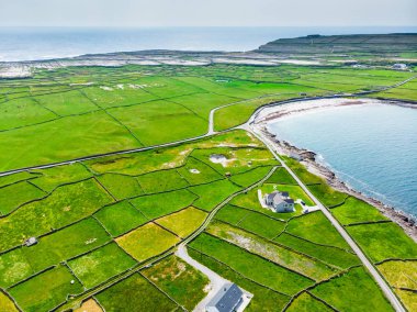 Inishmore veya Inis Mor, Galway Bay, İrlanda Aran Adaları en büyük havadan görünümü. İrlanda kültürü, İrlanda diline sadakati ve antik kentlerin zenginliği ile ünlüdür..